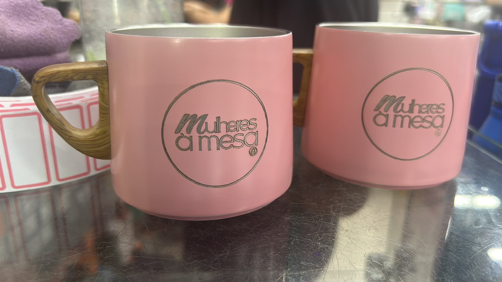 Projeto personalizado realizado para Mulheres à Mesa: Personalização para encontros femininos.