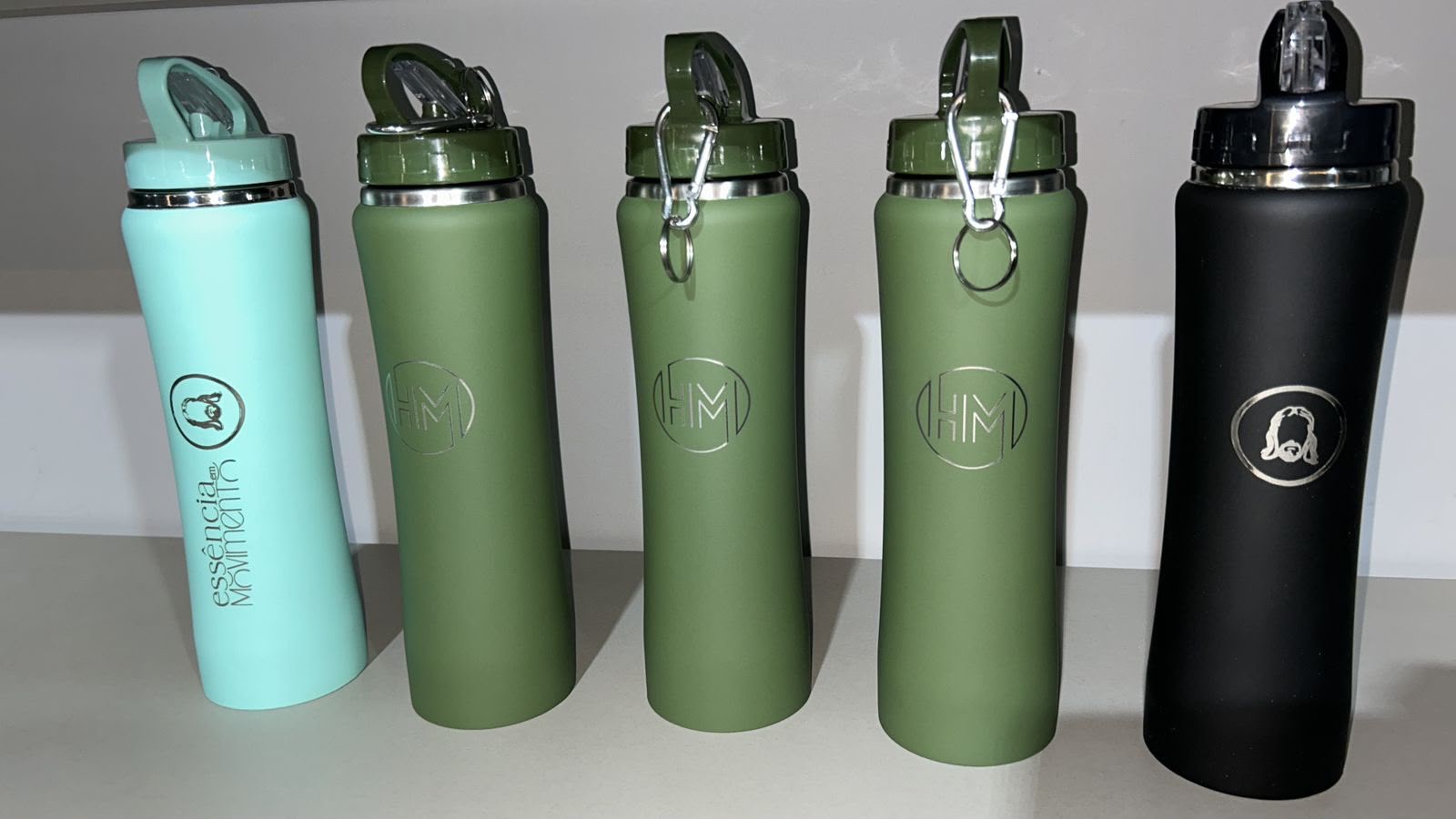 Squeezes personalizados com o logotipo de uma empresa cliente