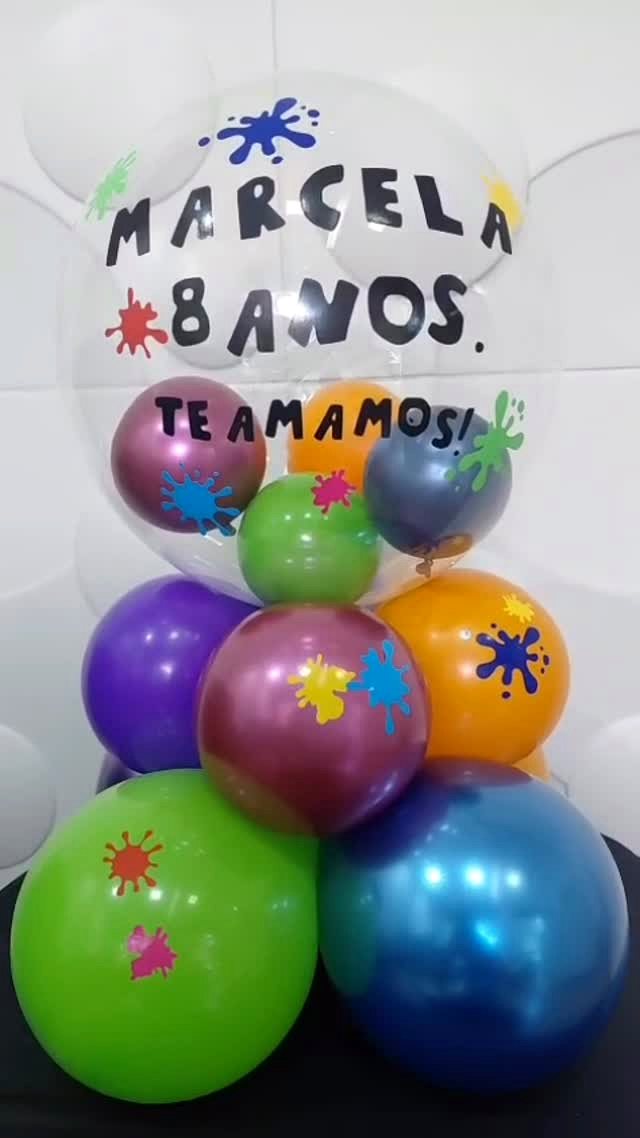 Buquê de balões coloridos personalizado com nome e idade