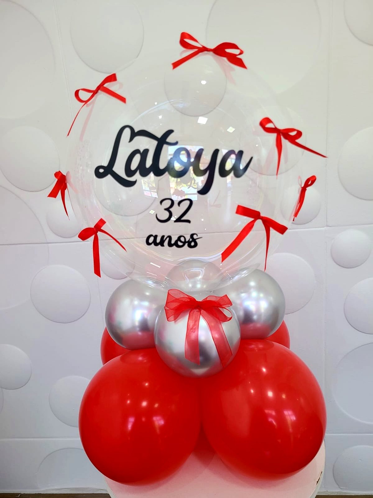 Bubble personalizado com nome e laços vermelhos para aniversário adulto