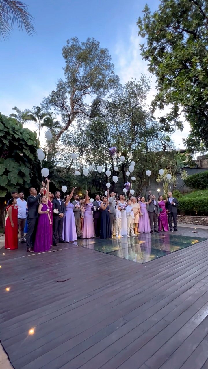 Decoração de balões em cerimônia de formatura ao ar livre em BH